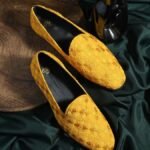A pair of yellow embroidered round toe mojaris