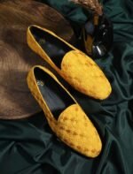 A pair of yellow embroidered round toe mojaris